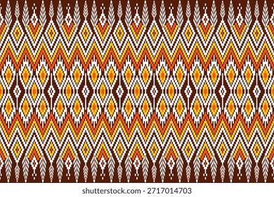 Nahtloses Design mit Quadraten, die in einem einheitlichen Muster angeordnet sind. Das sorgfältig gestaltete Design bietet symmetrische Diamantformen und komplexe Zickzackmuster in Weiß-, Gelb- und Orangetönen mit pixeliger oder Kreuzstich-Textur. Geeignet für die Textil- und Druckindustrie.