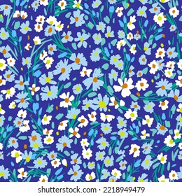 Nahtlose, unwürdige Blumenmuster. Kleine Blütenblüten, Gänseblümchen und Pflanzen auf einfache Art und Weise skizzieren. Sommerbotanischer Hintergrund im Cartoon-Stil. Für Modedesign, Stoff und Textilien.