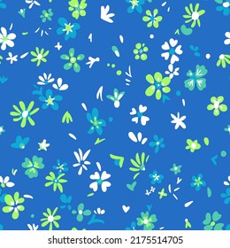 Nahtlose ethnische Blumenmuster. Kleine Blüten, Wildblumen und Pflanzen auf einfache Art und Weise skizzieren. Boho Stil. Für Modedesign, Stoff, Textilien, Umhüllung, Web, Karte.