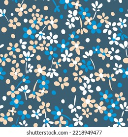 Nahtlose ethnische Blumenmuster. Kleine Blüten, Wildblumen und Pflanzen auf einfache Art und Weise skizzieren. Cartoon Boho Stil. Für Modedesign, Stoff, Textilien, Umhüllung, Web, Karte.