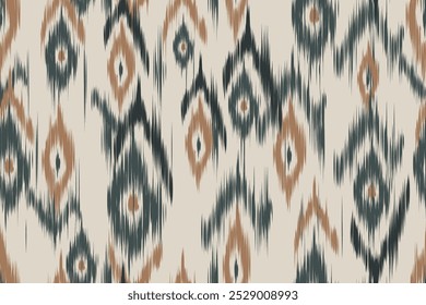 Nahtloses ethnisches Ikat-Muster mit geometrischen Formen in erdigen Tönen auf beigem Hintergrund. Traditionelle gewebte Textilien, inspiriert von handgefertigten Handwerkskunst, perfekt für Stoff, Dekoration und Modedesigns.
