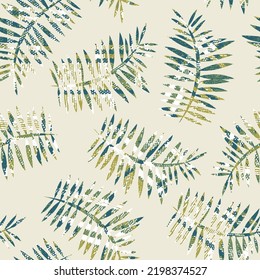 Patrón exótico sin foco con hojas texturadas sobre fondo beige. Resumen del patrón colorido de hojas vintage.