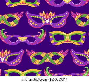 Patrón festivo sin inconvenientes con máscaras sobre fondo violeta. Fondo de vacaciones plano. Textura vectorial en la fiesta del Mardi Gras para su creatividad