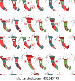 Nahtlose festliche Muster mit Weihnachtssocken. Rot und Grün. Endlose Textur für Weihnachtsdesign, Stoffe, Wallpaper, Grußkarten, Verpackungen, Werbung.