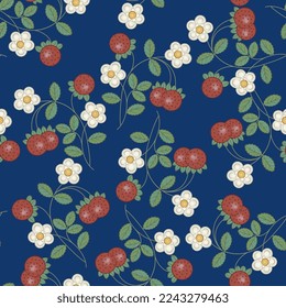 Patrón floral sin foco con ramas verdes florecientes de fresa con flores blancas y bayas rojas maduras. Sobre fondo azul oscuro.