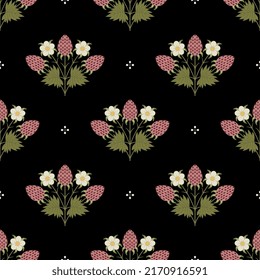 Nahtlose Blumenmuster mit Sträuchern aus Erdbeerpflanze. Blühende Äste mit Blumen, Blättern und reifen Beeren. Auf schwarzem Hintergrund. Folk-Stil. 