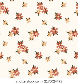 Patrón floral sin foco, tira tibia adorable con flores pequeñas, hojas sobre un blanco. Un bonito fondo botánico con pequeñas plantas en tonos pastel. Diseño romántico para tela, otra superficie. Vector.