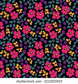 Nahtlose Blumenmuster, süßer Graudruck mit dekorativer Kunst Sommerwiese im modernen Volksstil. Abstrakte botanische Anordnung kleiner handgezeichneter Blumen, Blätter auf schwarzem Hintergrund. Vektorgrafik.