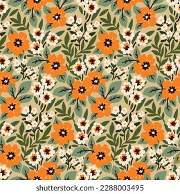 Nahtlose Blumenmuster, dekorativer Farbdruck mit süßer Malwiese. Hübsches botanisches Design mit handgezeichneten Wildpflanzen: kleine gelbe Blumen, Blätter, Kräuter auf beigem Hintergrund. Vektorgrafik.