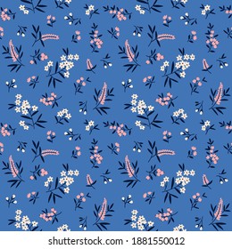 Nahtlose Blumenmuster. Ditsiger Hintergrund kleiner weißer und rosafarbener Blumen und blauer Blätter. Kleine Blumen verstreut auf hellblauem Hintergrund. Stock-Vektorgrafik für den Druck auf Oberflächen und Webdesign.