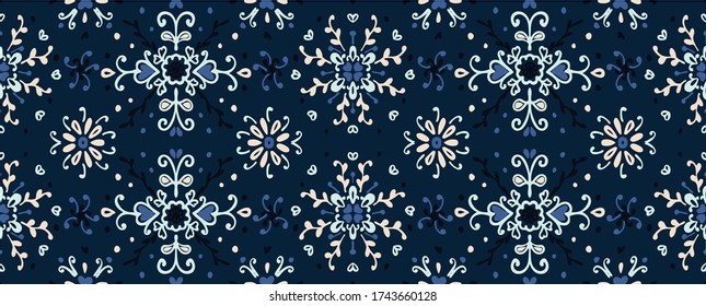 Flores y hojas folclóricas sin foco. bordado de flores. Patrón de Talavera. Papeleo indio. Ornamento turco. Origen étnico español. Papel de fondo mediterráneo impecable.