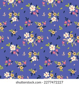 Patrón floral sin brillo, huella de color marrón de la libertad con una pequeña botánica linda. Un bonito diseño botánico con pradera de mano: flores diminutas, muchas hojas en ramos sobre un fondo azul. Ilustración del vector