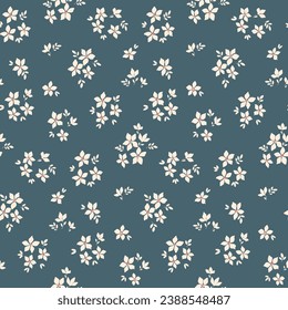 Nahtlose Blumenmuster, freier Farbdruck mit Vintage Motiv. Schönes botanisches Design: kleine einfache Pflanzen, winzige handgezeichnete Blumen, Blätter, weiße Bouquets auf blauem Feld. Vektorgrafik.