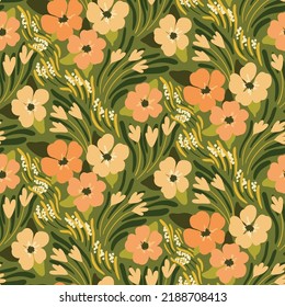 Nahtlose Blumenmuster, natürlicher Farbdruck mit sanfter Wiese. Trendy botanischer Hintergrund Design mit kleinen handgezeichneten Pflanzen, dekorativen Blumen, Blättern, Gras auf einem grünen Feld. Vektorgrafik.