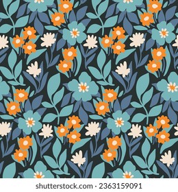 Nahtlose Blumenmuster, natürlicher Druck mit Wintermotiv. Cute botanische Gestaltung mit einer Waldwiese in blauen Farben: kleine handgezeichnete Blumen, Blätter, Kräuter auf dunklem Hintergrund. Vektorgrafik.