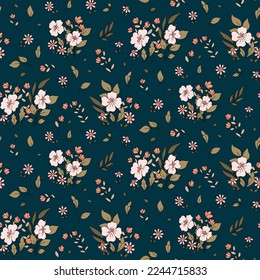 Nahtlose Blumenmuster, romantischer Blumendruck mit Vintage Motiv. Geruchliches Design für Gewebe, Papier: kleine, handgezeichnete Blumen, Blätter auf dunkelblauem Hintergrund. Vektorbotanische Illustration.