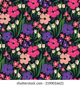 Patrón floral sin fisuras, impresión de verano con prado floreciente. Diseño de fondo botánico colorido con flores dibujadas a mano, hojas, hierba en un campo verde. Ilustración vectorial.