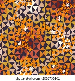 Nahtlose geometrische Muster mit Dreiecken. Kaleidoskop-Stil. Optische psychedelische Wiederholung minimaler Swatch. Mehrfarbige Dreiecke mit floraler Struktur. Mosaikdruck. Stoffe, Textilien, Oberflächenmuster.
