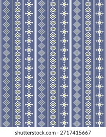 Nahtloses geometrisches Muster mit vertikalen Stammesmotiven in Weiß und Weich-Gelb auf stumpfem, blauem Hintergrund. Wiederholte ethnische Diamantformen schaffen ein modernes Boho-Textil-Design, das sich für Stoff, Tapete, Packpapier und digitalen Hintergrund eignet