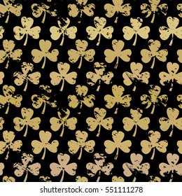 Seamless gold grunge clover pattern on a black background