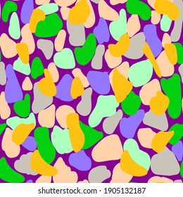 Nahtlose, handgezeichnete Muster mit bunten Flecken und Steineffekt, violetter Hintergrund, Druck für Tapeten, Hintergrund, Cover-Design, Verpackung, Textil- und Stoffnutzung, ungleichmäßige Fliesenstruktur, minimalistische Vorlage