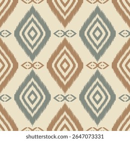 Padrão de ikat sem costura em tons de bege, marrom e verde com textura tecida e motivos de diamante geométrico. Ótimo para moda étnica, estampas de tecido, decoração rústica e estofamento.
