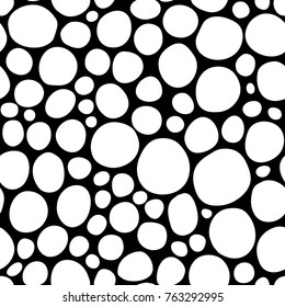 Círculos dibujados a mano con tinta sin brillo y textura de burbujas sobre fondo blanco. Patrón infinito blanco y negro. 