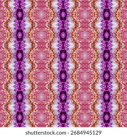 Nahtloses Kaleidoskop mit violetten, rosa und orangefarbenen Texturen, die Perlen oder Kristallen ähneln. Perfekt für Textilien, Tapeten und kreative Kunst. Goldene Schlagwörter: abstrakt, muster, textur, lila