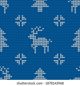 Patrón de tejido sin foco con ciervos, árboles de Navidad y copos de nieve está en el fondo azul. Guardar con la máscara de recorte.