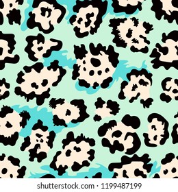Seamless leopard fur pattern. Vector animal skin background. 