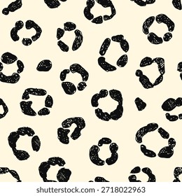 Estampado de leopardo sin costuras. Anillos negros dibujados a mano.
