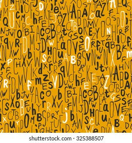 Patrón de letras sin inconveniente. Sobre la textura de papel amarillo. Alfabetos dibujados a mano diferentes