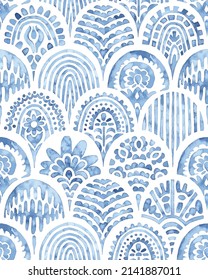 Patrón marroquí sin foco. Baldosas de época de Seigaiha. Ornamento de color azul y blanco pintado con pintura sobre papel. Impresión ondulada para textiles al estilo japonés. Establece la textura gruesa. Ilustración vectorial.