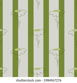 Patrón ingenuo e inmaculado con adorno de flores de margarita. Fondo de rayas verdes y grises. Perfecto para el diseño de tela, impresión textil, envoltura, cubierta. Ilustración vectorial.