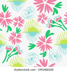 Nahtlose natürliche Blumenmuster, abstrakte rosafarbene Blumen und grüne Blätter auf weißem Hintergrund. Handzeichnung. Design für Textilien, Tapeten, Druckerzeugnisse. Vektorgrafik