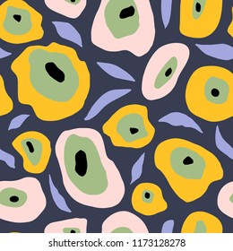 Das nahtlose Bio-Muster mit abstrakten Blumen. Handgezeichnete Feder mit überlappendem Naturhintergrund für Ihr Design.Textil, Blog-Dekoration, Banner, Poster, Packpapier.