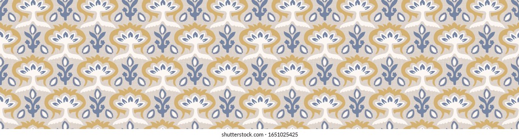 Pieza de medallón ornamentado impecable en linea de crema francesa de estilo chic. Bordura de damasco floral dibujado a mano. Fondo azul blanco antiguo.  La decoración interior de la casa. Guarnecido de cinta de flor orgánico