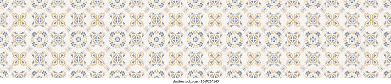 Nahtlose, orangefarbene Medaillonenkanten in französischer Creme-Leinen-Shabby-Chic-Stil. Handgezeichnete Blumenstaubschnüre. Alt-weißer blauer Hintergrund.  Innendekor-Abgang. Ornate Blütenband Trimm