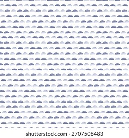Padrão contínuo com abstrato azul-roxo mão desenhado colinas ou escalas no fundo branco. O semicírculo desenhado à mão dimensiona a textura de fundo sem costura em tons violeta pastel. Ondas de rabiscar abstratas lindas.