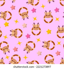Nahtloses Muster mit Tieren auf lila Hintergrund. Ein Muster mit einem Baby-Rind in Form eines Hirsches. Kawaii-Tiere