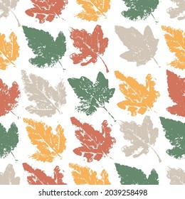 Patrón sin foco con hojas de otoño en tonos naturales. Sale con una textura de color gris sobre un fondo blanco. Una impresión colorida para textiles o un fondo para su texto.