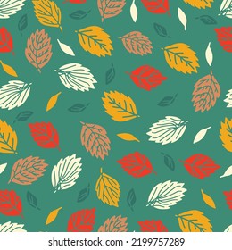 Patrón sin foco con hojas otoñales en naranja, beige, rojo y blanco sobre fondo verde. Perfecto para papel tapiz, papel de regalo, rellenos de patrones, fondo de página web, tarjetas de felicitación de otoño.