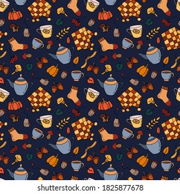 Patrón sin foco de imágenes de otoño. Platos, calcetines, taza, tetera, champiñones, viburno, hojas, bellotas, calabaza. Estilo Doodle. Ventilador para tejidos, textiles, papel pintado, embalaje.