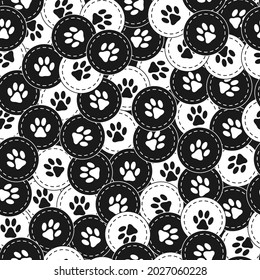 Fondo de patrón sin inconvenientes con huellas de mascota en círculos caóticos superpuestos. La decoración es buena, con productos para mascotas. Blanco y negro. Vector.