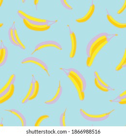 Patrón sin foco de banana volando en el aire.  Plátanos estilizados con colores complementarios con amarillo y púrpura y fondo azul cielo.