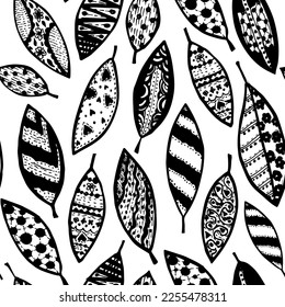 Nahtloses Muster mit schönen Blättern. Handgezeichnete, mutige Pinselstile. Abstrakte schwarze geometrische Blätter, dekorative Blätter. Botanische Ornamente im Retro-Stil.