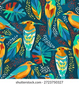 Patrón sin fisuras con pájaros y hojas tropicales sobre fondo azul oscuro. Colorido abejaruco europeo, pájaro hoopoe, oriole dorado y hojas de monstera. Patrón botánico de Vector.	