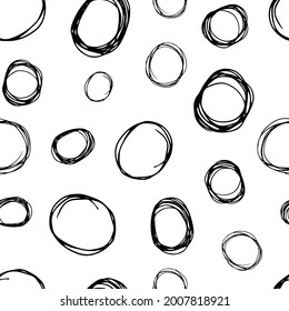 Nahtloses Muster mit handgezeichnet gezeichneten, handgezeichneten Pinselkreisen auf weißem Hintergrund. Abstrakte Grunge-Textur. Vektorgrafik