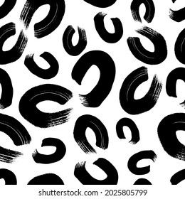 Nahtloses Muster mit handgezeichnet gezeichneten, handgezeichneten Pinselkreisen auf weißem Hintergrund. Abstrakte Grunge-Textur. Vektorgrafik