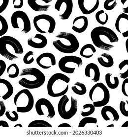 Nahtloses Muster mit handgezeichnet gezeichneten, handgezeichneten Pinselkreisen auf weißem Hintergrund. Abstrakte Grunge-Textur. Vektorgrafik